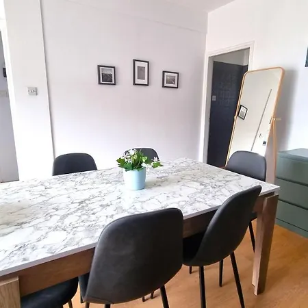 Daire Unique 2br Apt 10 With 150mbit Plus Netflix Larnaca